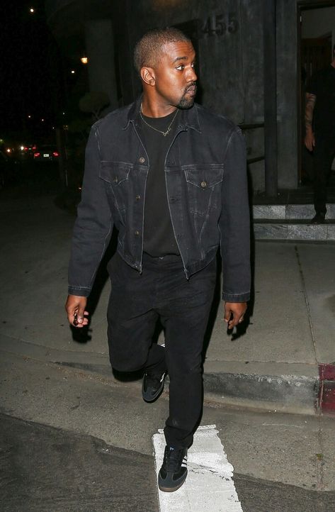 Kanye all black Adidas Jacket Outfit, Black Denim Jacket Men, Denim Jacket Men Outfit, Black Denim Jacket Outfit, Kanye West Outfits, Kanye Fashion, Kanye West Style, Mens Fashion Summer Outfits, Yeezy Fashion