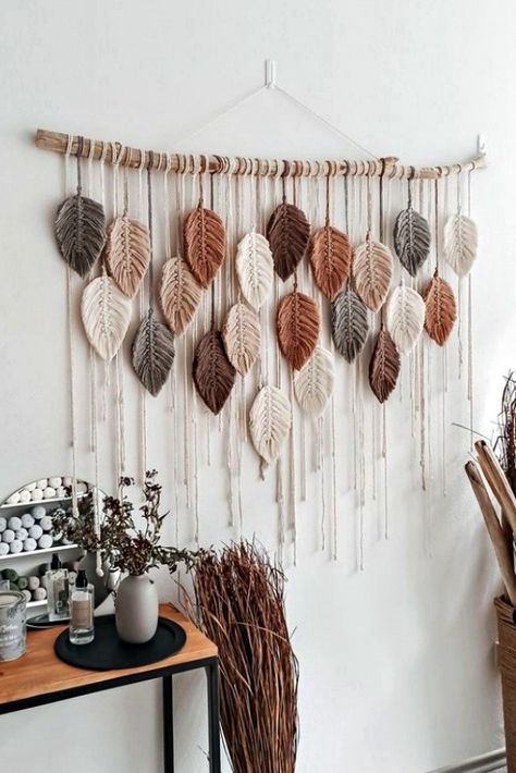 Macrame Wall Hanging Ideas, Macrame Feather Wall Hanging, Simpul Makrame, Pola Macrame, Brown Macrame, Wall Hanging Designs, Boho Crafts Diy, Macrame Wall Hanging Diy, Wall Hanging Macrame