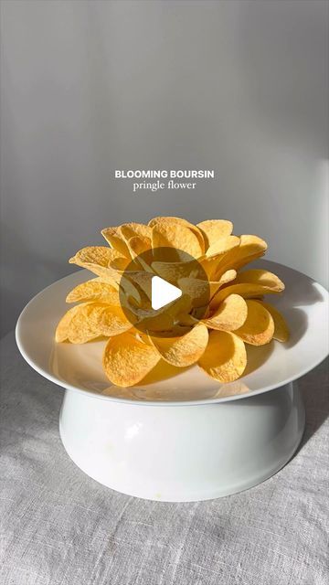 Tiffiny on Instagram: "Pringle Boursin Flower 🌸  You’ll want to make this 2 ingredient appetizer/ snack for your weekend plans! It only takes 5 mins to make, Here’s what you need 👇🏽  + your favourite @pringles flavour  + your soft cheese of choice   Have some fun and place the Pringle chips into the soft cheese starting from the bottom and working your way up! There are no rules, get creative ✨  Real talk, this buffalo Pringle and herb and garlic combo tasted like eating wings 😂   Enjoy!  #hergutfeelings  . . . . . #pringle #pringles #cheeseandcrackers #cheesedip #2ingredients #5minrecipes #easyrecipeideas #easyrecepies #easyappetizers #easyappetizer #cheeseandcrackers #boursin #easysnacks #chipsanddip #chipsanddips   Pringle chips and cheese crackers appetizers easy snacks chips and d Pringle Flower Dip, Pringles Flower Dip, Quick And Easy Party Snacks Finger Foods, Chip Appetizers, Cheese Flowers, Chips And Cheese, Pringles Chips, Pringle Flavors, Horderves Appetizers