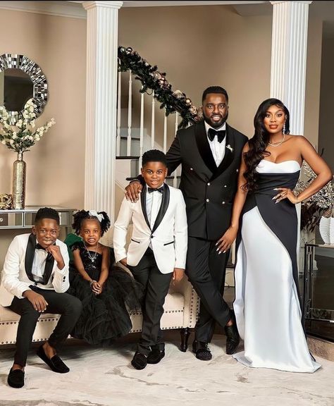 All Black Family Photoshoot Outfits, Black Family Portrait Ideas, Family Christmas Photoshoot Outfits, Glam Family Photos, Formal Family Portrait, Holiday Photoshoot Family, Holiday Photoshoot Family Outfits, Photoshoot Family Outfits, January Photoshoot