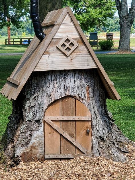 Fairy House Stump Tree Trunks, What To Do With Old Trunks, Log Fairy House Tree Stumps, Stump House Ideas, Gnome House Tree Stump, Old Stump Ideas, Knome Houses Tree Stump Diy, Tree Stump Ideas Outdoor Fairy Garden, What To Do With Tree Stumps In Yard