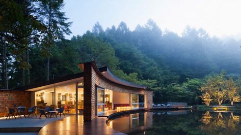 Shingled clubhouse and visitor centre faces ice rink in a Japanese forest Japanese Forest, Visitors Center, Karuizawa, Architecture Images, Ice Rink, Japanese Landscape, Small Buildings, Structure Architecture, Visitor Center