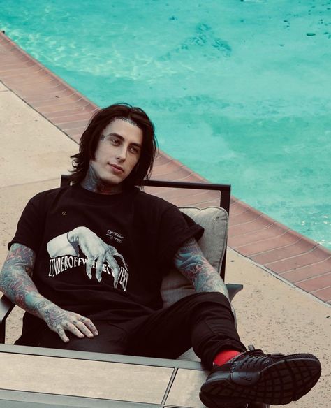 Ronnie Radke Short Hair, Ronnie Radke Blonde Hair, Ronnie Radke Wallpaper, Falling In Reverse Band, Saraya Bevis, Tatto Boys, Emo Men, Escape The Fate, Ronnie Radke