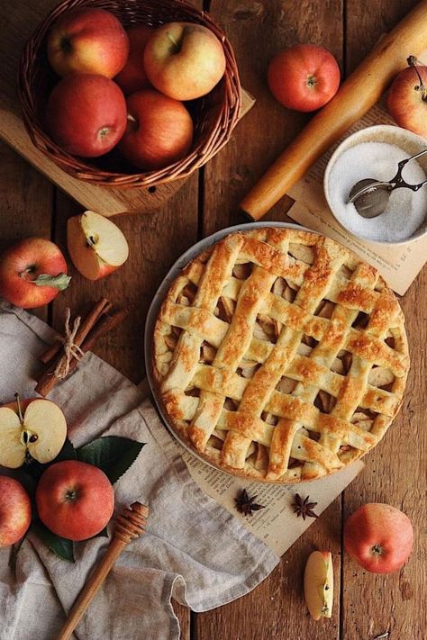 Halloween pie Baking Apple Pie Aesthetic, Apple Pie Food Photography, Fall Pastries Aesthetic, Autumn Apple Pie, Apple Pie Pictures, Baking Pie Aesthetic, Fall Food Photography, American Pie Aesthetic, Pumpkin Pie Photography