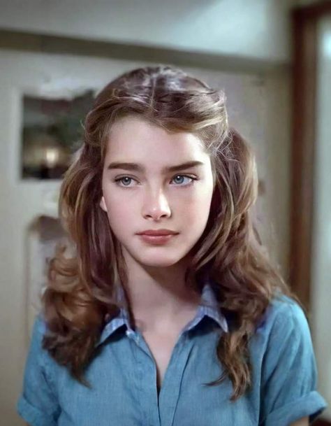 Blonde Brooke Shields, Brooke Shields Hairstyles, Woman Celebrity Crush, Young Angelina Jolie 90s, Brooke Shields Photoshoot, Brook Sheild 90s, Beautiful Girly Images, Brook Shields Style, Brooke Shields Side Profile