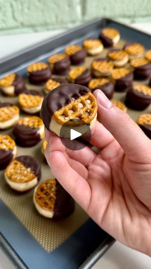 Pretzel Chocolate Bites, Peanut Butter Pretzel Bites, Salty Sweet Snacks, Edible Cookie Dough Recipe, Pretzel Treats, Peanut Butter Pretzel, Mini Pretzels, Edible Cookies, Candy Recipes Homemade