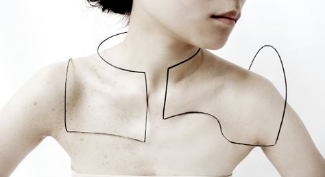 Rock it! Dorry Hsu's Body Contour Wire Body Art ~ Rockin' That Gem Jewerly Designs, Body Adornment, Neck Piece, Body Contouring, 인물 사진, Contemporary Jewellery, Contemporary Jewelry, Modern Jewelry, Kids Crafts