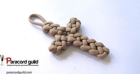 A tutorial on the Vertical crown knot paracord cross. Paracord Rosary Diy, Paracord Keychain Diy, Paracord Cross, Parachute Cord Crafts, Crown Knot, Paracord Projects Diy, Camping Knots, Paracord Braids, Cords Crafts