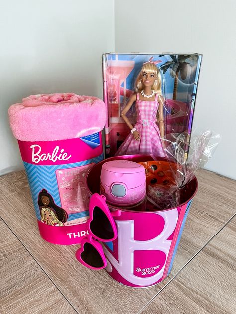 Barbie Gift Basket, Barbie Gift Ideas, Barbie Movie Party, Barbie Shopping, Barbie Merchandise, Movie Basket Gift, Barbie Items, 5th Birthday Girls, Barbie The Movie