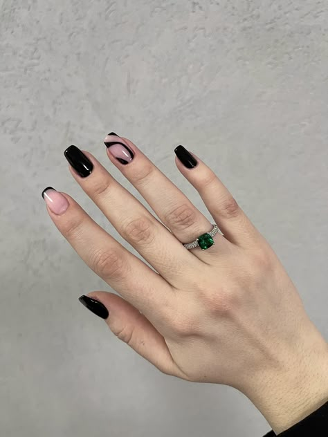 Cute Black Design Nails, Nail Art Black Designs, Black Nailart Nails, Black Design Nails Acrylics, Nail Art Aesthetic Black, Nail Black Design, Black Nails Winter, Nails 2022 Black, Black Naildesign