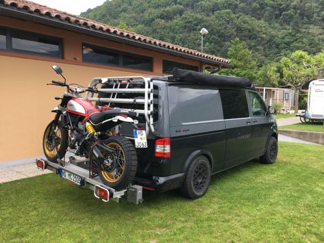 Motorradträger von Multicamper #bus #volkswagen #bus Moto Van, T6 California, Motorcycle Carrier, Auto Camping, T5 Camper, Motorcycle Camping, Vw Bus Camper, Volkswagen Camper, Build A Camper Van