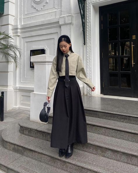 thanhhien_ng12 ig Japanese Business Fashion, Oldschool Outfit Women, Cute Skirt Outfits For School, School Outfits Korean Style, Korean Modest Outfits, Fashion Student Outfit, Long Black Skirt Outfit, Outfit Long Skirt, Student Outfit