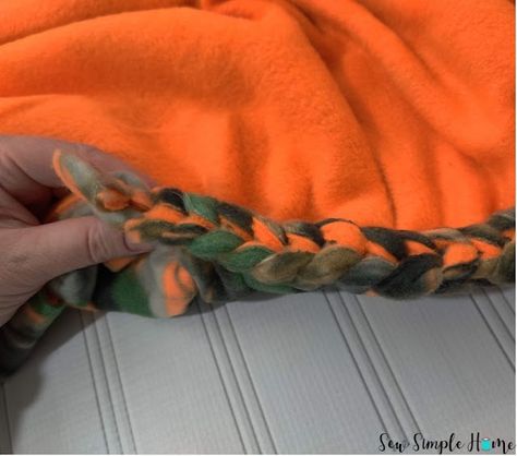 braided edge fleece blanket Fleece Blanket Braided Edge, Easy Fleece Blanket, Braided Fleece Blanket Tutorial, Fleece Blanket Edging, Rag Quilt Instructions, Braided Fleece, Braid Blanket, Heavy Blanket, Diy Braids