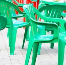 Refinish resin patio furniture Outdoor Plastic Chairs, Plastic Garden Chairs, Plastic Patio Furniture, Outdoor Chairs Wooden, Patio Furniture Layout, Patio Furniture Makeover, Resin Patio Furniture, Plastic Chairs, Fusion Paint