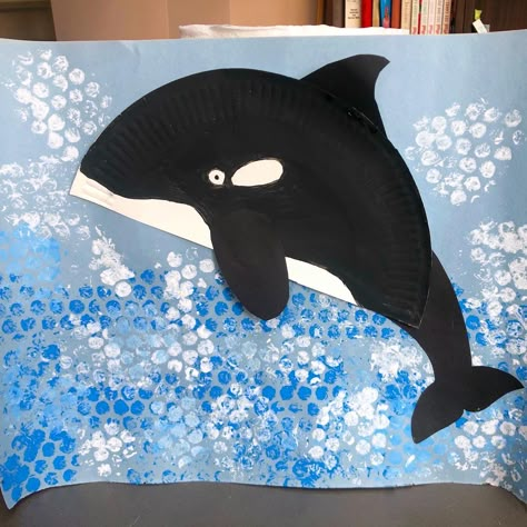 Using paper plate for the Orca and bubble wrap to paint the waves Orca Crafts For Preschool, Antarctica Art For Kids, Whale Art Project, Orca Craft Preschool, Preschool Whale Craft, Orca Crafts For Kids, Whale Crafts For Preschool, Whale Art For Kids, Whale Crafts For Kids