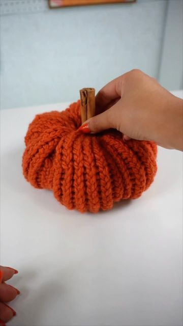 Perla Martinez on Instagram: "Get ready for Fall with these adorable loom-knit pumpkins! 🧶✨ It’s one of my favorite stress-relieving crafts, and the best part is that anyone can enjoy it, no knitting experience needed. Mix and match different colored yarns and textures to create your own cozy pumpkin patch at home! 🤗

Supplies ✂️
- Round loom set
- Loom Hook
- Yarn 
- Poly-fill 
- Hot Glue
- Twine 
- Cinnamon Sticks 
•
•
•
#falldecor #falldiy #fall #diy #craft #knitting #yarn #diyholic" Rainbow Loom Pumpkin, Round Loom, Holiday Deco, Diy Pumpkin, Fall Diy, Hot Glue, Loom Knitting, Pumpkin Patch, Twine