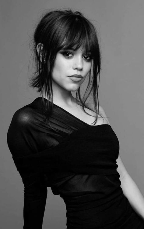 Aesthetic Women, Jenna Ortega, Pretty Woman, New Hair, Timeless Beauty, Hair Inspo, Her Hair, Pretty People, A Woman