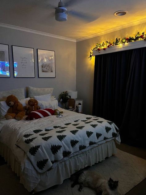 Xmas Bedroom Aesthetic, Christmas Decor Bedroom Aesthetic, Christmas Room Inspo Aesthetic, Cozy Bedroom Christmas Decor, Christmas Decor Aesthetic Cozy, Simple Christmas Room Decor, Christmas Decor Room Bedrooms, Cozy Winter Bedroom Ideas, Christmas Bedroom Decor Aesthetic