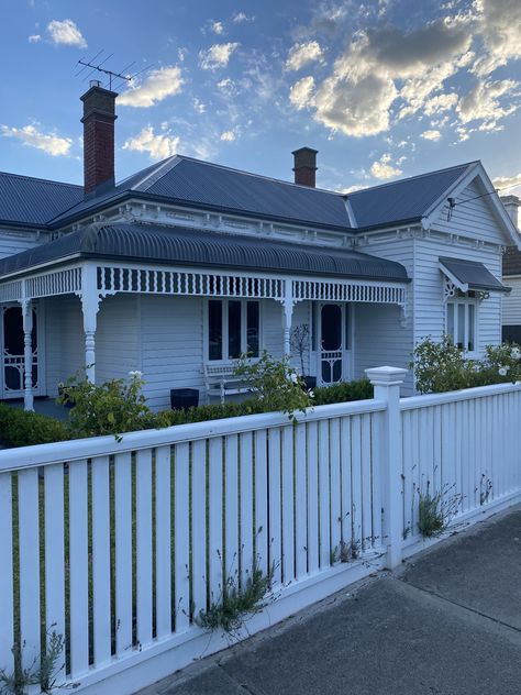 Federation House Australia, Hamptons House Facade, White Picket Fence Driveway, White Picket Fence Uk, Front Picket Fence Australia, House Facades Australia, White Picket Fence Front Yard Cottage, White Picket Fence Aesthetic, Country Cottages