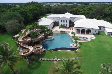 This Florida mansion comes with two – two! – really big water slides Houses With Big Backyards, Big Pools Mansions, Kpop House, Mansion Rooms, Florida Mansion, Dream Backyard Pool, Big Pools, Luxury Swimming Pools, Desired Reality