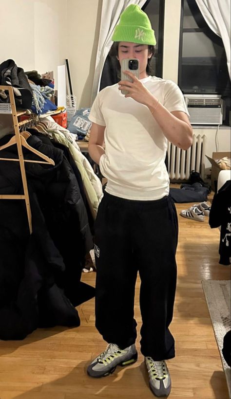 Black Joggers Outfit Men, Aesthetic Outfits Sweatpants, Black Sweatpants Outfit Men, Outfits With Black Sweatpants, Sweatpants Outfit Men, Baggy Sweatpants Outfit, Black Sweatpants Outfit, Black Joggers Outfit, Air Max Outfit