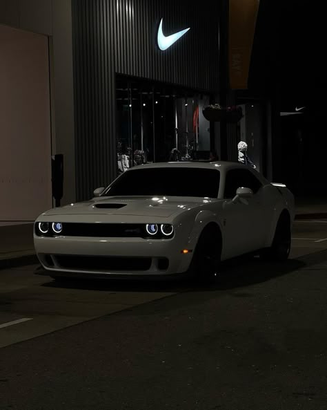 Challenger Aesthetic, Car Pfp Aesthetic, Challenger Car, Challenger Dodge, Dodge Hellcat, Car Dodge, Dodge Charger Hellcat, Serie Bmw, Dodge Challenger Hellcat