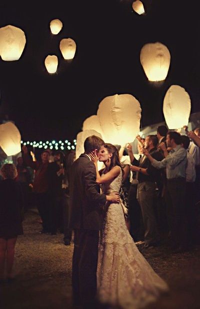 Wish Lanterns, Rustic Wedding Decorations, Floating Lanterns, Sky Lanterns, Wedding Lanterns, Wedding Wishes, Diy Wedding Decorations, Romantic Weddings, Fairytale Wedding