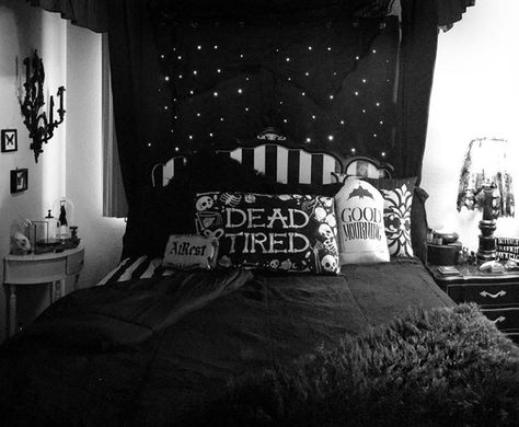 Gothic bedroom decor ideas. Dre Ronayne Goth Bedroom Aesthetic, Dre Ronayne, Emo Bedroom, Gothic Home Decor Ideas, Gothic Decor Bedroom, Koti Diy, Goth Bedroom, Halloween Bedroom Decor, Gothic Room