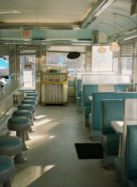 Retro Diner Dining Room, Blue Diner Aesthetic, Diner Movie Scene, Beach Diner Aesthetic, 1920s Restaurant, Vintage Diner Aesthetic, Diner Exterior, Diner Aesthetic, 1950s Diner