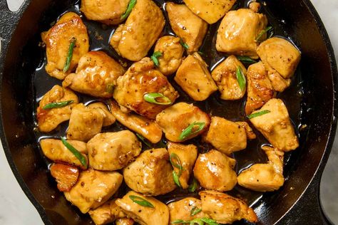 And it cooks in under 20 minutes. Honey Chicken Bites, Garlic Honey Chicken, Honey Garlic Chicken Bites, Garlic Chicken Bites, Chicken Bites Recipes, Apple Cider Vinegar Chicken, Garlic Honey, Salmon Potato, Lunch Appetizers