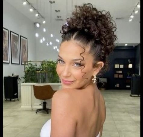 Hair Styles Curly Hair, Styles Curly Hair, Hair Styles Curly, A Messy Bun, Curls Hairstyles, Dress Up Day, Natural Curls Hairstyles, Hairdos For Curly Hair, Curly Girl Hairstyles