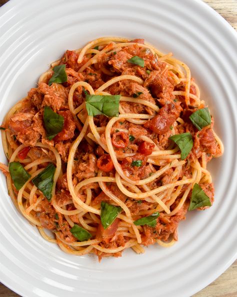 Spaghetti And Tuna Recipes, Tuna Spagetti Recipe, Spaghetti With Tuna Recipes, Spaghetti Tuna Recipes, Spaghetti Toppings, Tuna Spaghetti Recipe, Spaghetti Ideas, Tuna Spaghetti, Pasta With Tuna