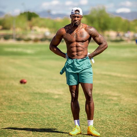 46.1k Likes, 531 Comments - DK Metcalf (@dkm14) on Instagram: “You don’t know my story, you just know the chapter you met me on 🤟🏾” Physique Goals, Leg Sleeve Tattoos, Football Motivation, Alien Pictures, Leg Tattoo Ideas, Dk Metcalf, Black Berries, Coffee Candy, Nba Fashion