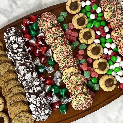 Cookie Board Platter, Cookie Charcuterie Board Ideas, Cookie Charcuterie Board, Graze Boxes, Christmas Party Treats, Dessert Charcuterie, Cookie Board, Winter Foods, Candy Tray