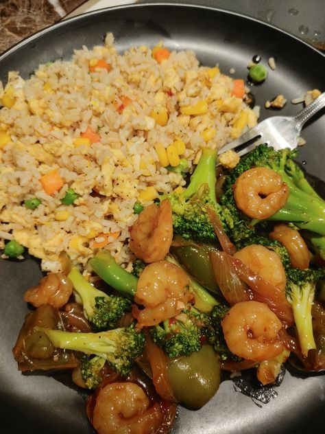 Egg fried rice with general tso shrimp and broccoli Rice And Egg Breakfast, Fried Rice With Shrimp Recipes, General Tso Shrimp, Broccoli Tofu, Seafood Fried Rice, Prawn Stir Fry, Gym Girlie, Broccoli Sauteed, Garlic Broccoli