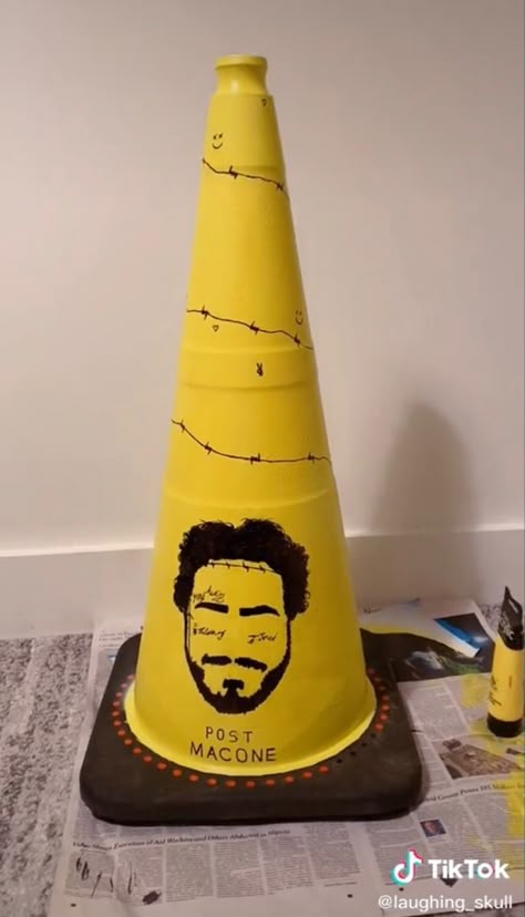 Painting Cones Ideas, Cone Painting Ideas, Painting Traffic Cones Ideas, Painted Street Cones, Street Cone Painting, Traffic Cone Art Paint Aesthetic, Painting Ideas On Traffic Cones, Traffic Cone Painting Ideas, Traffic Cone Room Decor