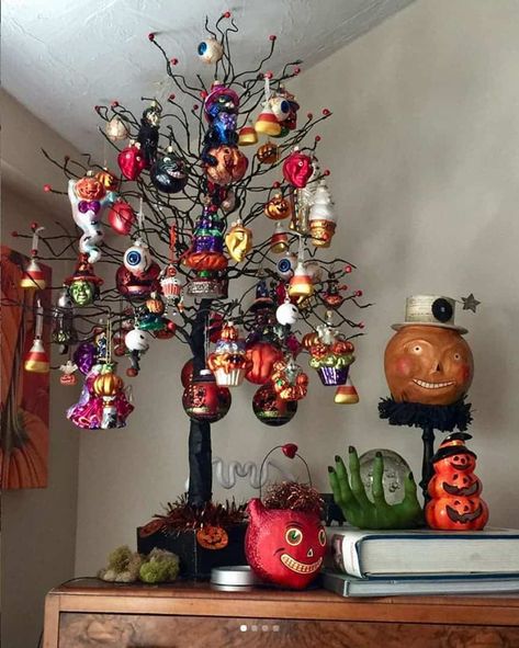 Mini Halloween Tree Ornaments Diy, Halloween Tree Ideas Indoor, Diy Halloween Tree Ornaments, Diy Halloween Trees Ideas, Diy Halloween Tree Decorations, Diy Halloween Ornaments, Halloween Christmas Tree Ideas, Mini Halloween Tree, Halloween Trees Ideas