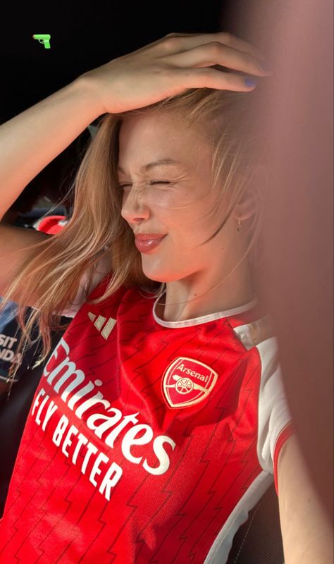 jess alexander in arsenal jersey Jess Alexander, Arsenal Top, Jessica Alexander, Arsenal Jersey, Football Jersey Outfit, Arsenal Ladies, Chloe Walsh, Fashion Nova Outfits, Jersey Girl