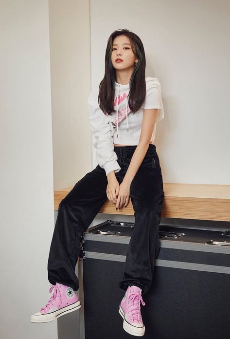 Red Velvet Seulgi Photoshoot, Seulgi Converse, Seulgi Photoshoot, Seulgi Wallpaper, Converse Red, Baggy Clothes, Red Velvet Seulgi, Girl Crushes, Insta Photo Ideas