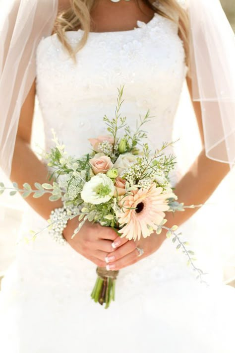 Wedding Bouquet Ideas: What to Choose Small Wedding Bouquets, Simple Wedding Bouquets, Spring Wedding Bouquets, Bridal Pictures, Rustic Bridal, Outdoor Weddings, Wedding Boho, Bridal Photography, Bridal Photos