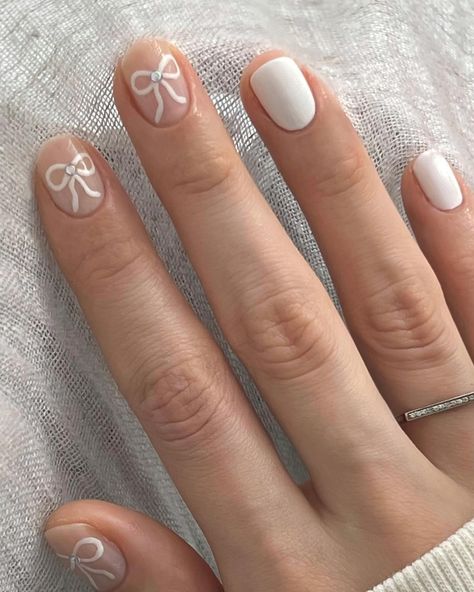 8 Nail Trends for 2024 That Are Going to Be Everywhere | Who What Wear Gel Christmas Nails Short, Short Nail Christmas, Cute Christmas Nails Short, Classy Nails Short, Bow Nail Designs, Bow Nail Art, Bow Nail, Cute Simple Nails, Subtle Nails