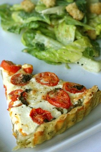 tomato mozz tart Tomato Mozzarella Basil, Mapo Tofu, Tomato Mozzarella, Think Food, Quiche Recipes, Tomato Recipes, Tart Recipes, Fabulous Foods, Pavlova