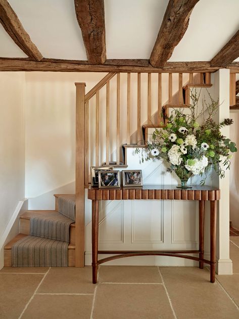 Country House Stairs, English Country Interior Design, Cottage Staircase, Modern English Cottage, English Country Interiors, Modern English Country, English Country Home, English Cottage Interiors, Small Country Homes