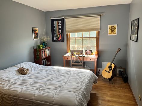 Bedroom, bed with white comforter, art on walls, guitar in corner, desk next to a window, plants Bedroom With Guitar, Bedroom Guitar, Bedroom With Bookshelf, Music Inspired Bedroom, Guitar Decor, Bedroom Indian, Guitar Bedroom, Bedroom Vibes, Bedroom Corner