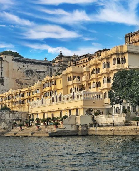 Udaipur City Palace is one of the architectural marvels of Rajasthan, located peacefully on the banks of Lake Pichola. #udaipur #rajasthan #richheritage Lake Pichola Udaipur, Lake Pichola Udaipur Photography, City Palace Udaipur Photography, Rajasthan Aesthetic, Udaipur Photography, Jodhpur Travel, Indian Asthetics, Crazy Buildings, Jaipur Tourism