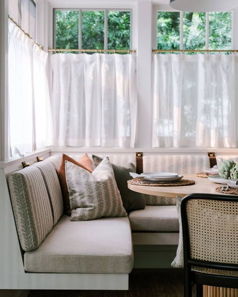 Schumacher’s Instagram post: “This is what banquette heaven looks like! @lyndenlane used our #Woodperry fabric by @veere_grenney as the perfect graphic neutral. Love…” Breakfast Room Banquette, Banquette Under Window, Veere Grenney, Banquette Ideas, Cafe Curtains Kitchen, Kitchen Bay Window, Bay Window Curtains, Kitchen Window Curtains, Built In Banquette