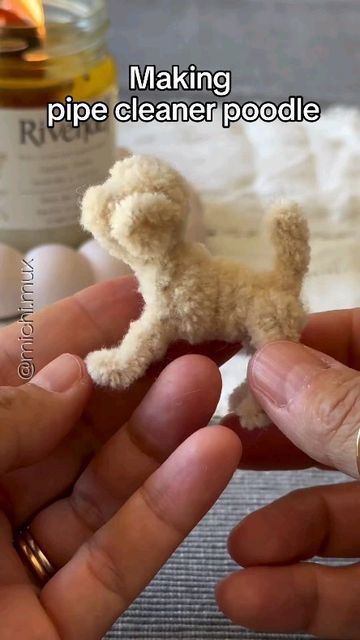 Crafts With Pipe Cleaners, Pipe Cleaner Dog, Paper Roll Crafts Diy, Diy Crafts Easy At Home, Pipe Cleaner Animals, Chenille Crafts, Diy Gifts For Girlfriend, Rainbow Loom Bands, Mini Dog