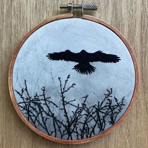 Raven Embroidery, Crow Embroidery, Crow In Flight, Witchy Embroidery, Embroidered Trees, Embroidery Magic, Dark Embroidery, Textiles Ideas, Crow Flying