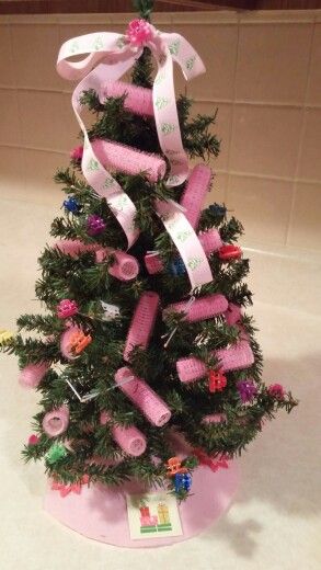 Hair curler tree for your beauty operator Cosmetology Christmas Tree, Fall Decor Ideas For Hair Salon, Christmas Tree For Hair Salon, Hairstylist Christmas Tree, Beauty School Graduation, Christmas Salon, Salon Decorating Ideas, Salon Decorating, Mannequin Christmas Tree