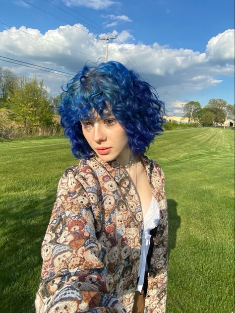 Short White Curly Hair, Short Blue Curly Hair, Short Blue Hair Aesthetic, Short Blue Hair Pixie, Elf Cottagecore, Blue Curly Hair, Liner Graphic, Curly Short Hairstyles, Silver Blue Hair